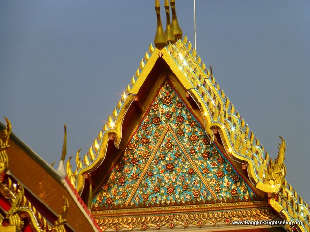 colorful shining roofs at wat po temple